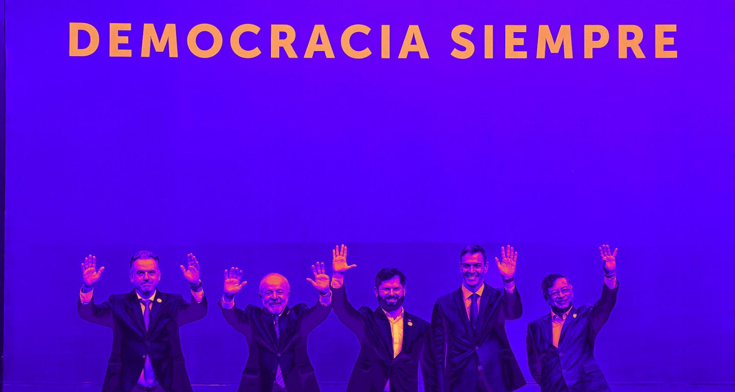 El uruguayo Yamandu Orsi, Lula da Silva, Gabriel Boric, el español Pedro Sánchez y el colombiano Gustavo Petro. [Foto: @ricardostuckert/X]