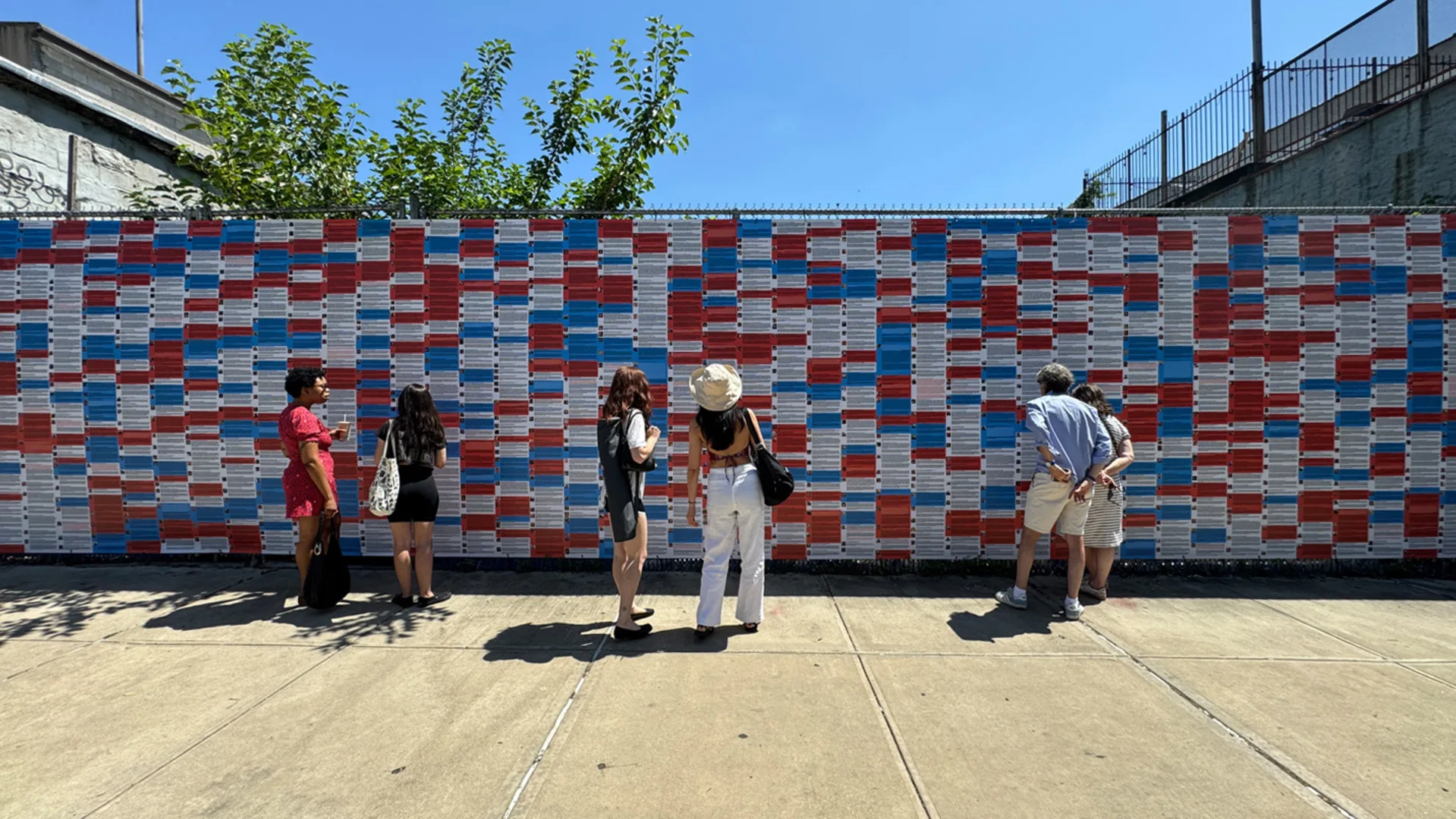 El mural de Phil Buehler, “Wall of Shame (Muro de la Vergüenza)”, mide 15 metros de ancho y 3 metros de alto. [Foto: cortesía del artista]