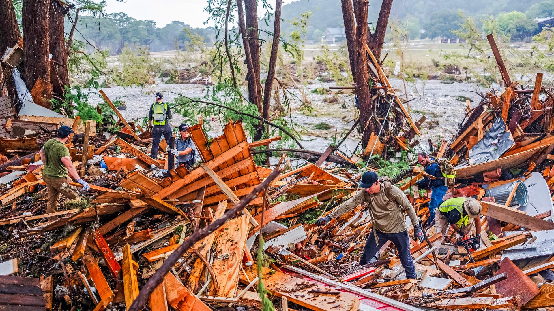 Los equipos de búsqueda y rescate excavan entre los escombros en busca de supervivientes o restos de personas arrastradas por las inundaciones repentinas del 6 de julio en Hunt, Texas. [Foto: Getty Images]