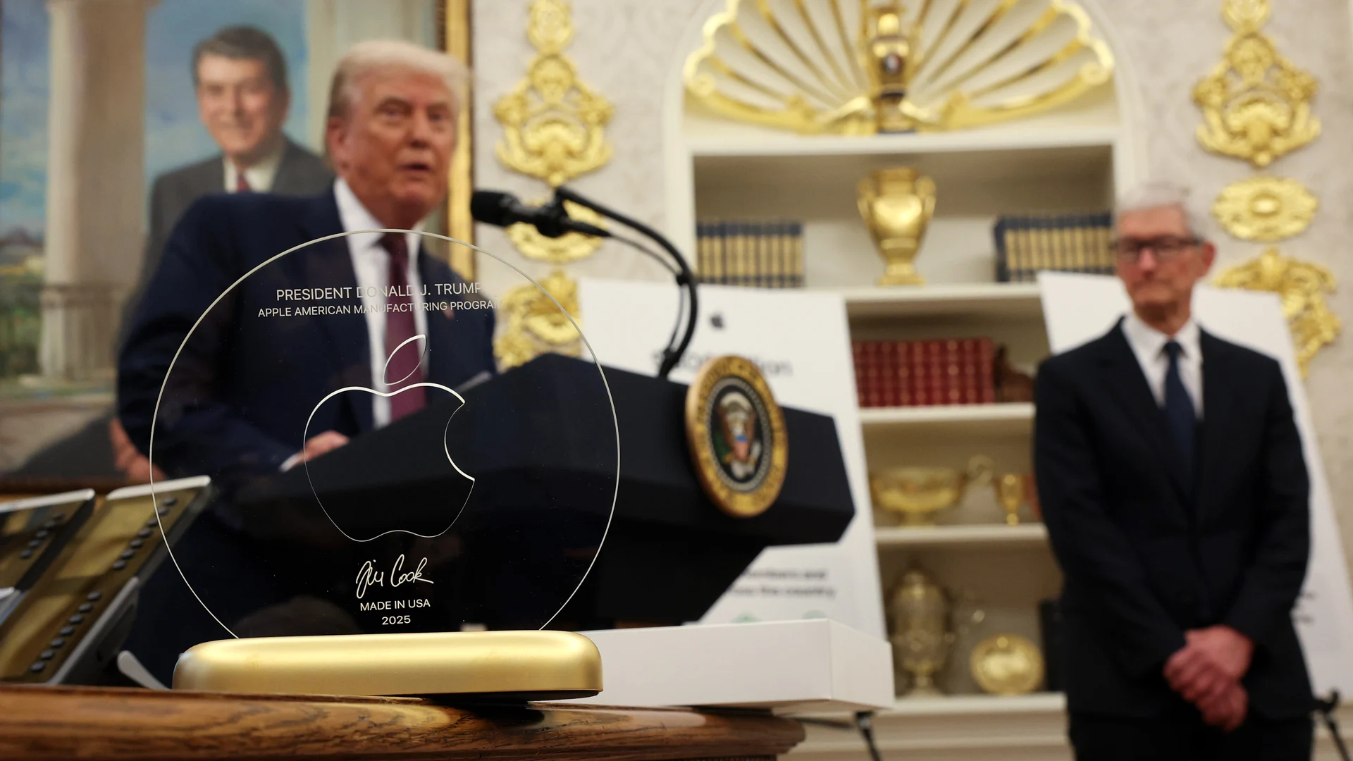 El reconocimiento que recibió Trump por parte de Tim Cook es un disco de cristal grabado. [Foto: Win McNamee/Getty Images]