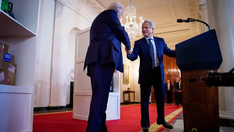 [Foto: Donald Trump estrecha la mano del director ejecutivo de Nvidia, Jensen Huang, el 30 de abril en Washington, D.C. [Foto: Andrew Harnik/Getty Images]