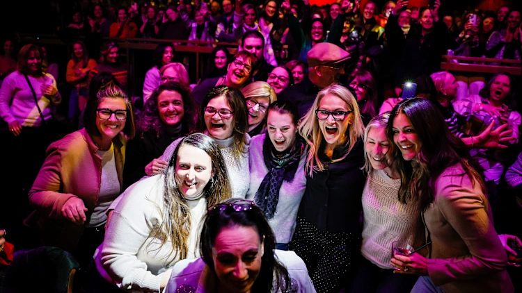 La autora de autoayuda Mel Robbins saluda a sus fans mientras se dirige al escenario en “Big Night Live”, donde 1,300 personas se reunieron para el club de lectura de Lisa Donovan, de Kiss 108. [Foto: Erin Clark/The Boston Globe vía Getty Images]