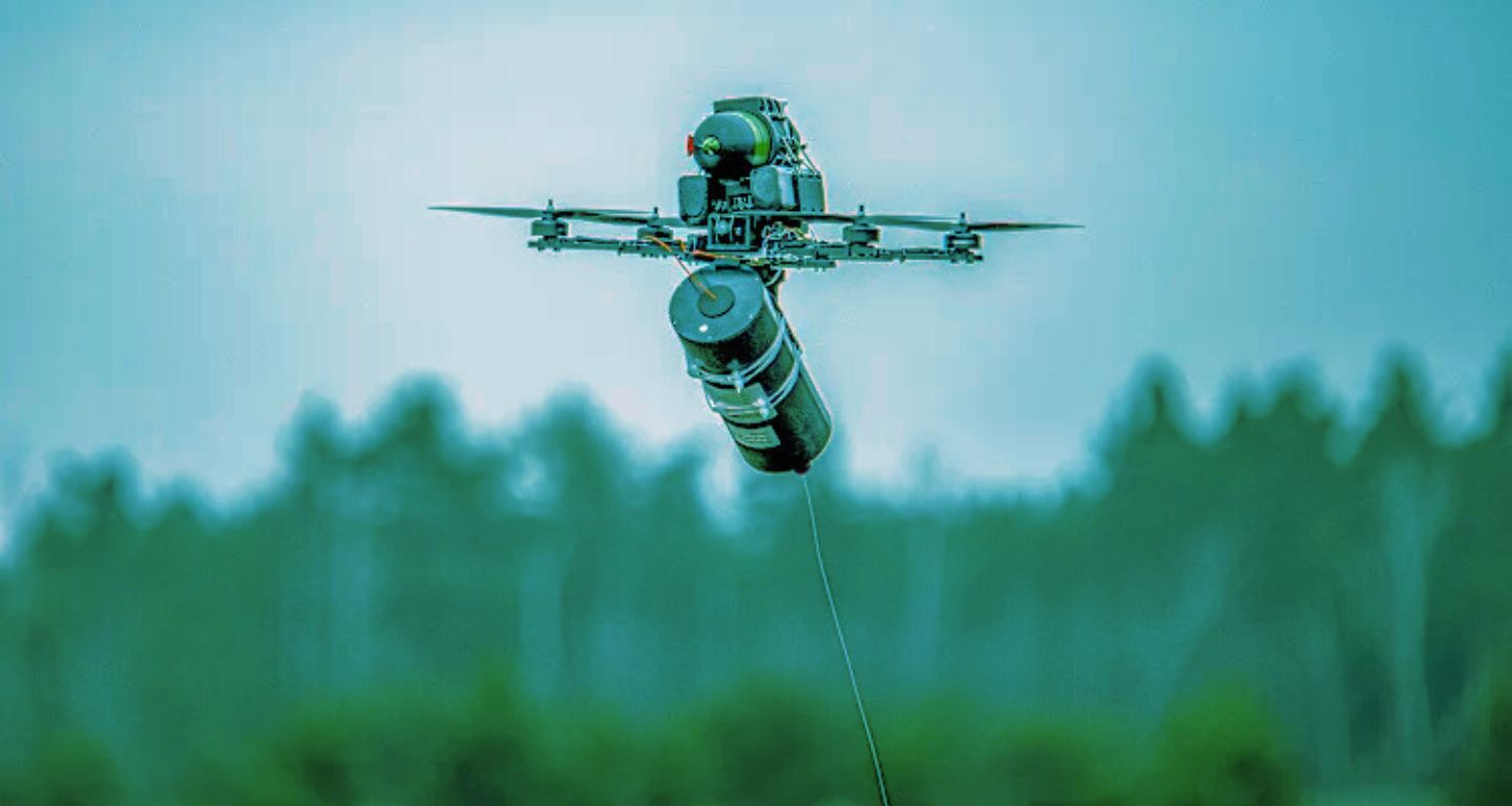 Un dron FPV controlado por fibra óptica vuela durante un entrenamiento militar ucraniano el 29 de enero de 2025 en la provincia de Kiev, Ucrania. El uso de drones FPV controlados por fibra óptica permite ignorar la operación de guerra electrónica, ya que el piloto tiene conexión directa con el dron a través de un cable de fibra óptica. [Foto: Getty Images]