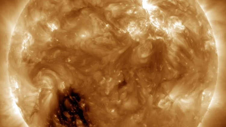 El Observatorio de Dinámica Solar de la NASA capturó la llamarada, que se muestra aquí en bronce, ya que ese es el color que se usa habitualmente para representar la luz en la longitud de onda de 193 ángstroms. La llamarada comenzó a las 22:38 h (hora del este) del 22 de enero, alcanzó su punto máximo a las 22:59 h y finalizó a las 23:34 h. [Foto: NASA/SDO/AIA]

