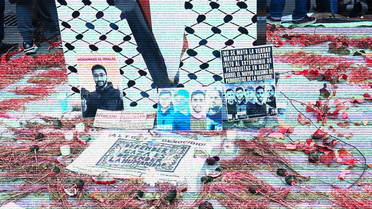 [Foto: Ofrenda en memoria de los periodistas Anas al Sharif y Mohammed Qreiqeh Ibrahim Zaher, Mohammed Noufal y Moamen Aliwa en la Mega Marcha por Palestina en la Ciudad de México | ProtoplasmaKid /Wikimedia Commons]