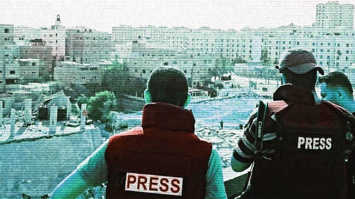 Periodistas palestinos filmando el bombardeo israelí de barrios civiles en 2021 [Foto: Osps7 / Wikimedia commons]