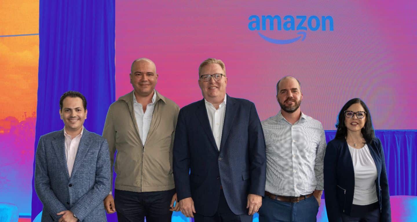 El secretario de la Gestión del Agua CDMX José Mario Esparza (segundo de izq. a der.) con los representantes de AWS y políticas públicas de Amazon. [Foto: cortesía]