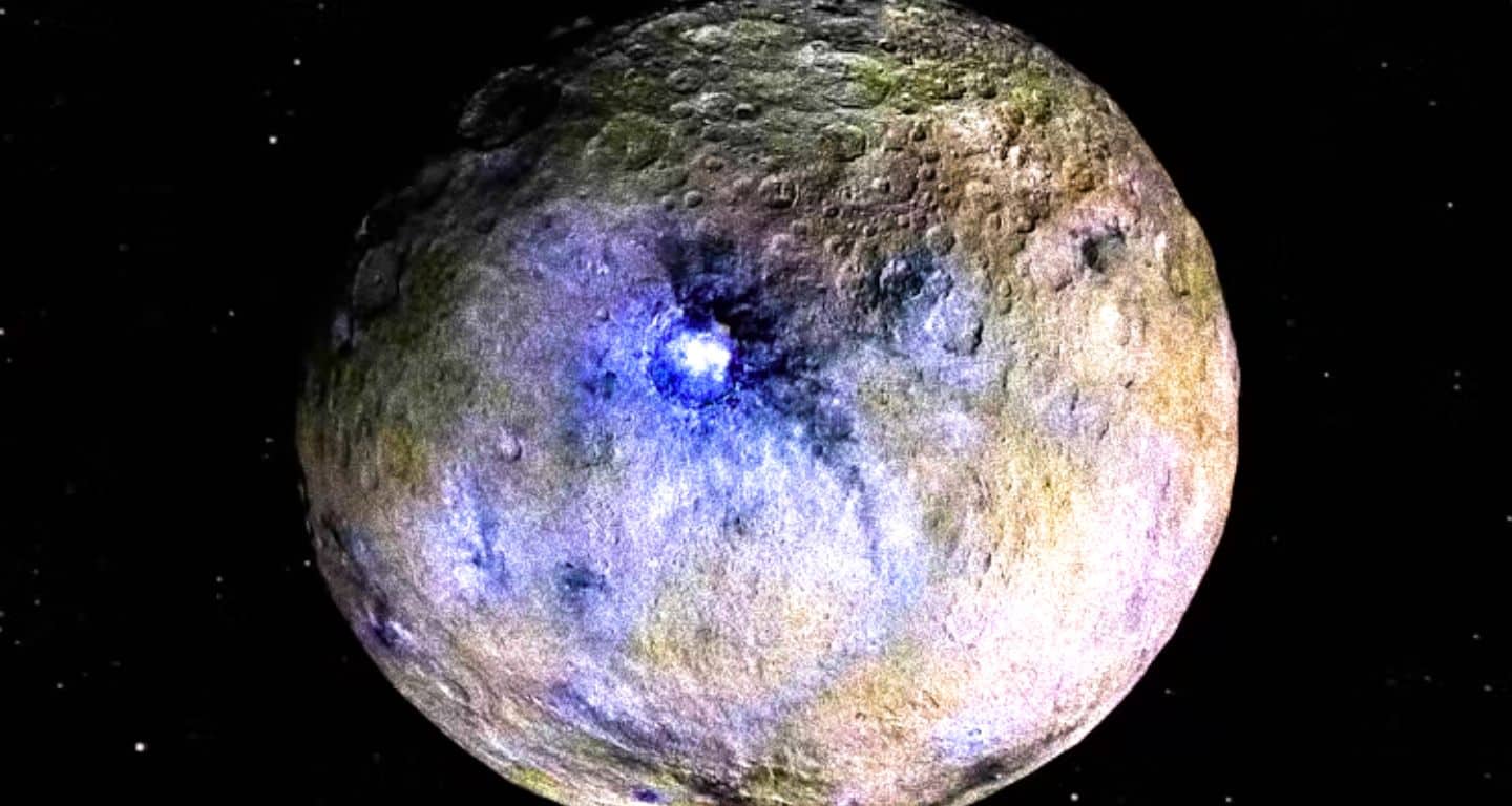 [Foto: El planeta enano Ceres se muestra en estas representaciones con colores mejorados, basadas en imágenes de la misión Dawn de la NASA. NASA/JPL-Caltech/UCLA/MPS/DLR/IDA, CC BY