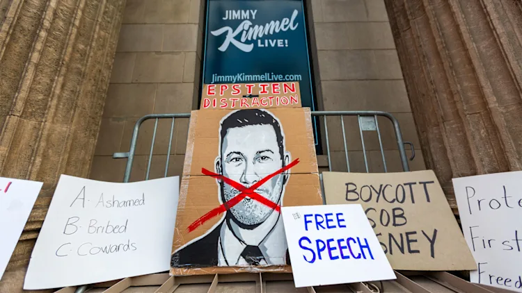 Carteles de manifestantes descansan sobre una repisa durante una protesta de ABC frente al Teatro El Capitán en Los Ángeles el 18 de septiembre de 2025. [Foto: Getty Images]