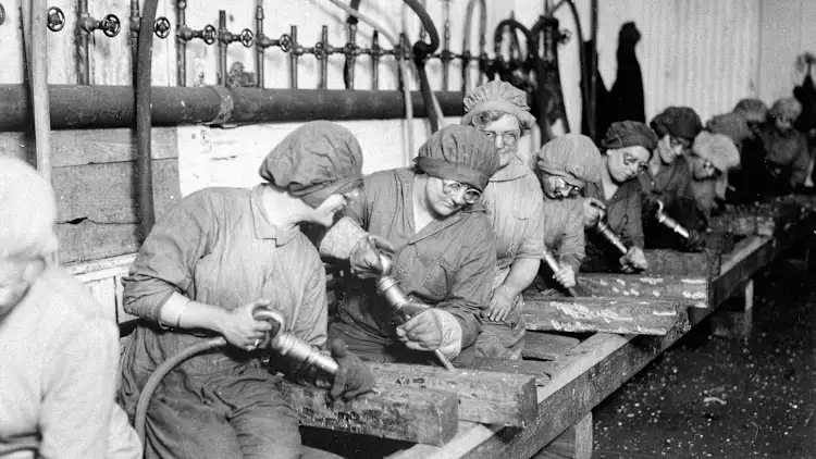 Mujeres trabajadoras en los talleres de artillería de Midvale Steel and Ordnance Company en Nicetown, Pensilvania, 1918. [Foto: Wikipedia ]