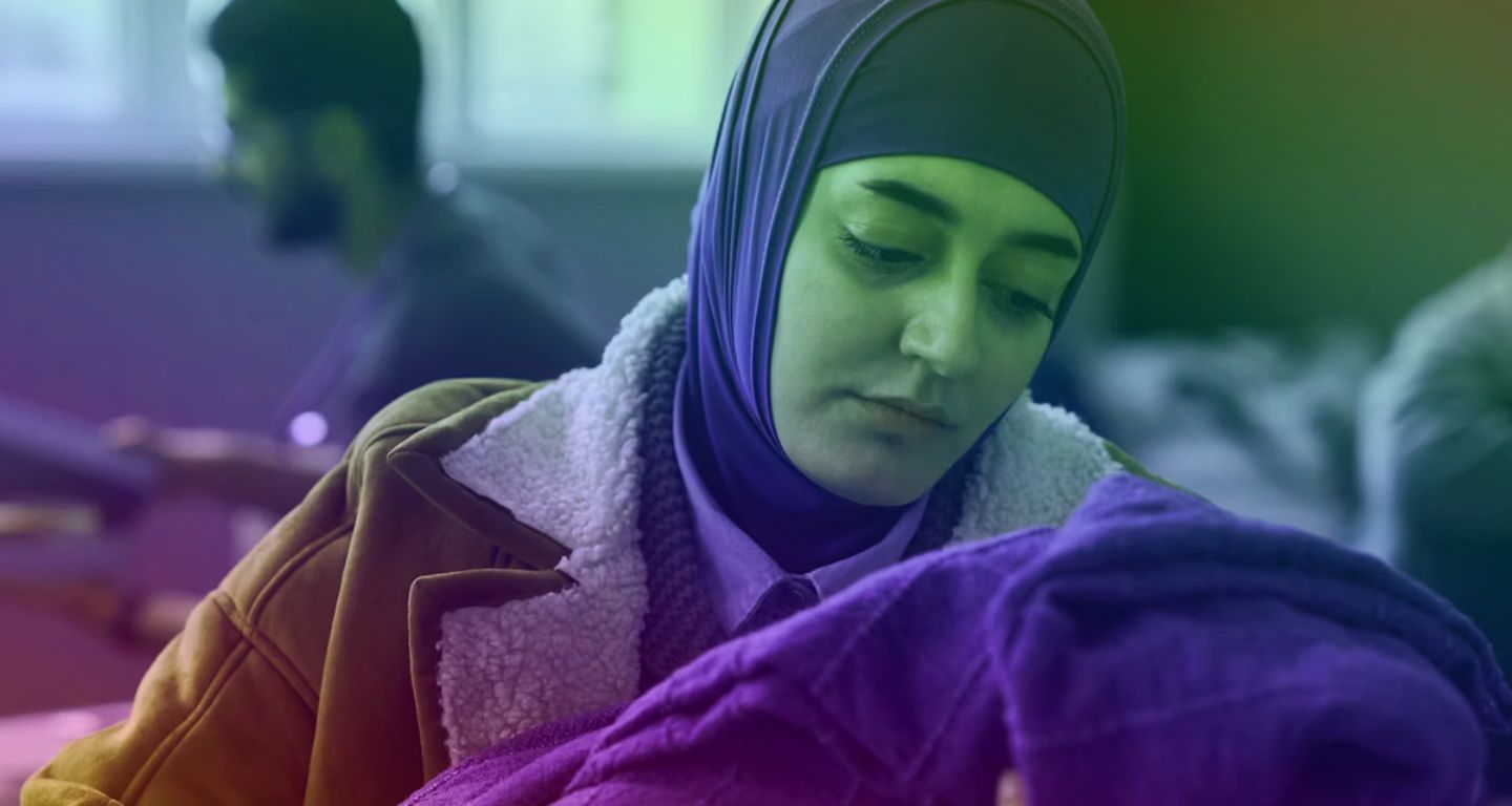 [Foto: Una joven gazatí sostiene su bebé en un refugio. SeventyFour/Shutterstock