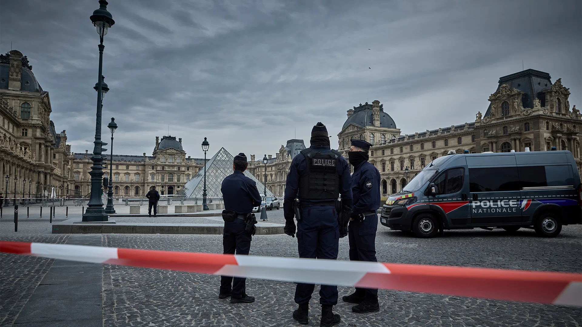Agentes de policía franceses a la entrada del Louvre el 19 de octubre de 2025. [Foto: Kiran Ridley/Getty Images]