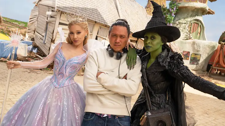 De izquierda a derecha: Ariana Grande, el director Jon M. Chu y Cynthia Erivo en el set de Wicked: For Good [Foto: © Universal Studios]