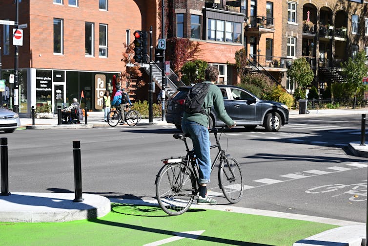 Un ciclista se incorpora a la carretera desde una intersección de estilo holandés.