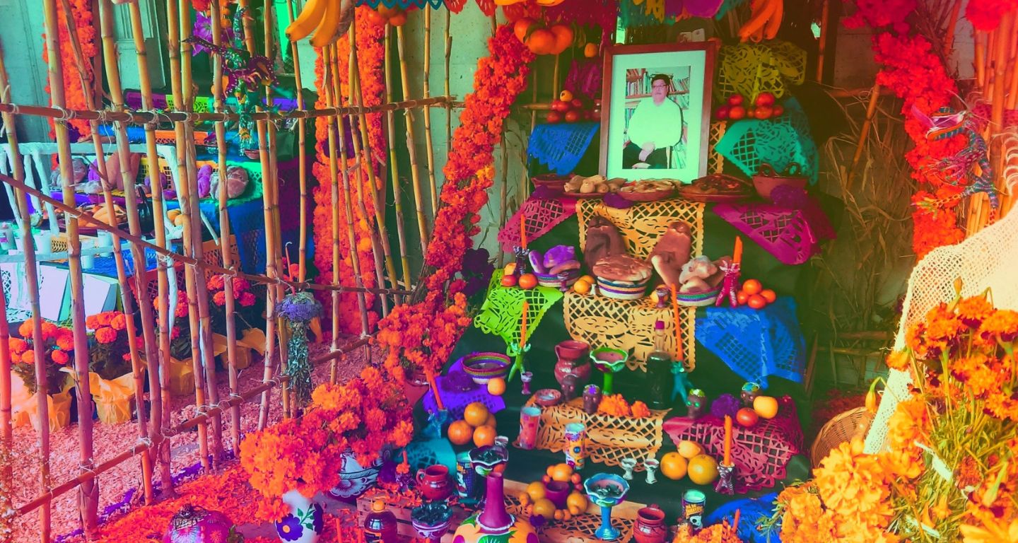 Altar de Día de Muertos en Actopan, Hidalgo. [Foto: RubeHM/Wikimedia Commons]