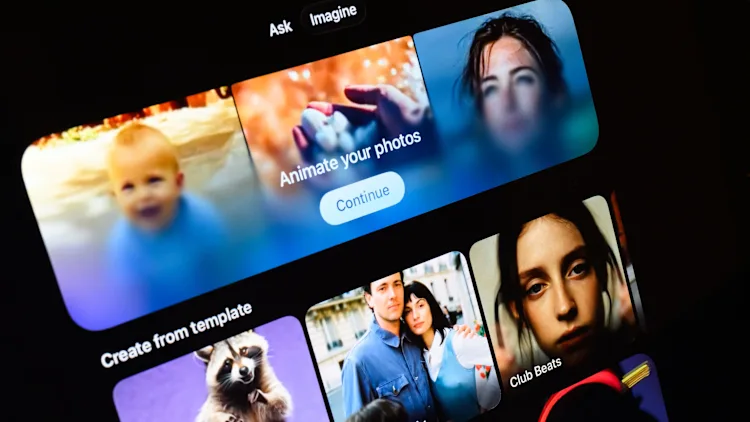 En esta ilustración fotográfica, una pantalla muestra ejemplos de videos generados con IA, realizados con la aplicación Grok de Xai, el 12 de enero de 2026 en Londres, Inglaterra. [Foto: Leon Neal/Getty Images]