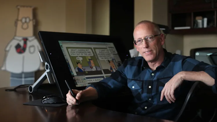 Scott Adams , dibujante, autor y creador de “Dilbert”, posa para un retrato en la oficina de su casa el lunes 6 de enero de 2014, en Pleasanton, California. [Foto: Lea Suzuki/The San Francisco Chronicle vía Getty Images]