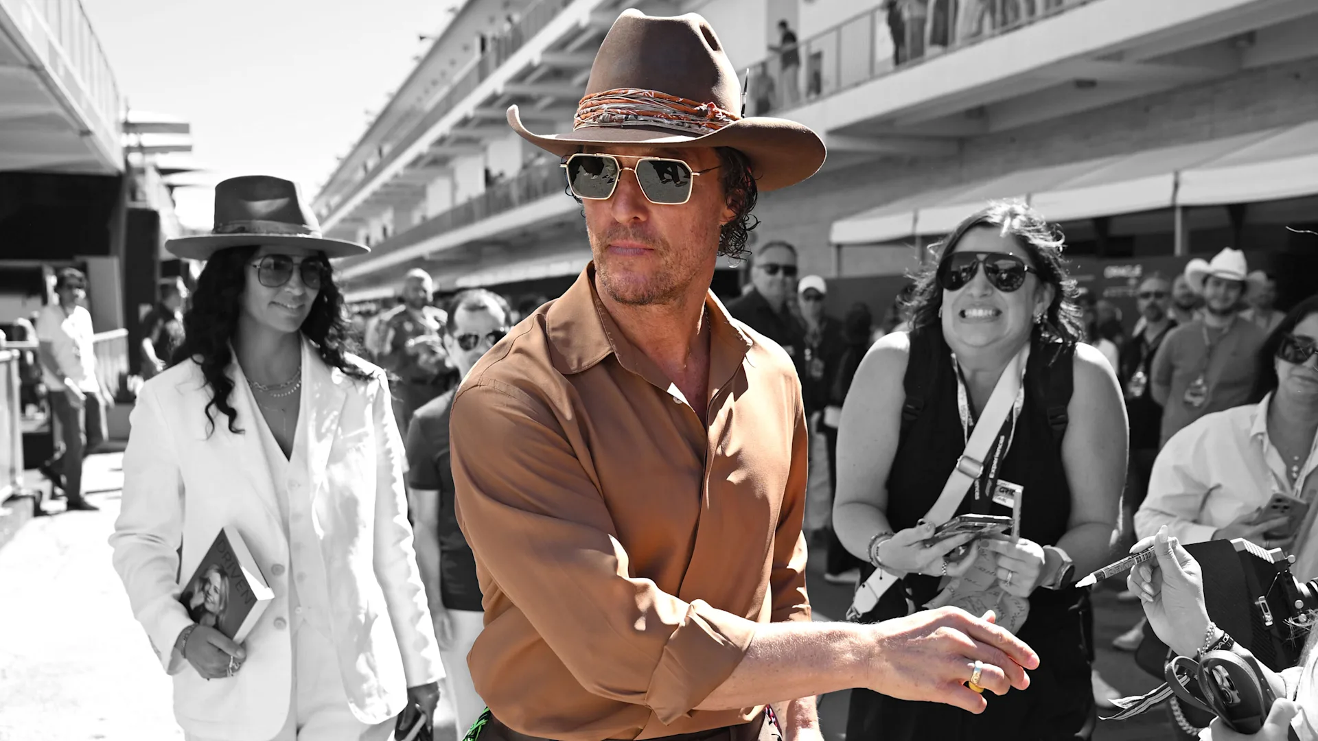 Matthew McConaughey recorre el paddock en el Gran Premio de Estados Unidos de Fórmula 1 en el Circuito de las Américas en octubre de 2025 en Austin. [Foto: Sam Bagnall/Sutton Images]