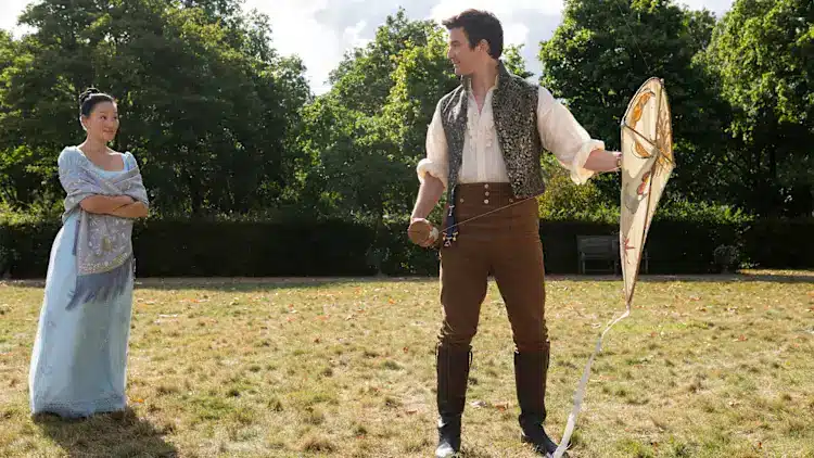 Yerin Ha como Sophie Baek y Luke Thompson como Benedict Bridgerton en la cuarta temporada de “Bridgerton”. [Foto: Liam Daniel/Netflix]