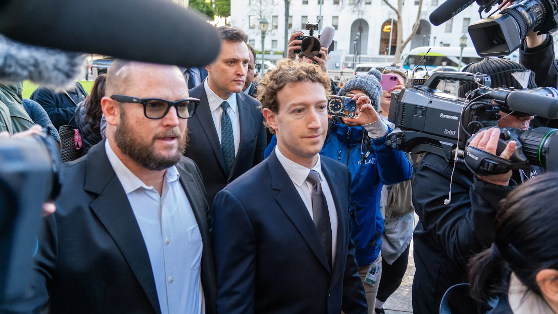 Mark Zuckerberg, director ejecutivo de Meta Platforms Inc. (centro), llega al Tribunal Superior de Los Ángeles, California, EE. UU., el miércoles 18 de febrero de 2026. [Foto: Kyle Grillot/Bloomberg vía Getty Images]