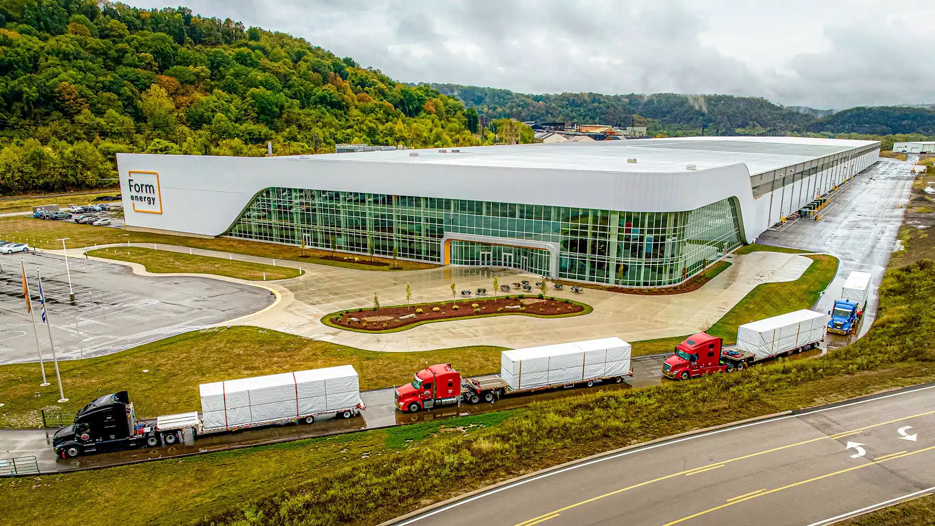 El sistema de baterías de hierro-aire de Form Energy en camino a su primer sitio piloto para demostración comercial. [Foto: Form Energy]