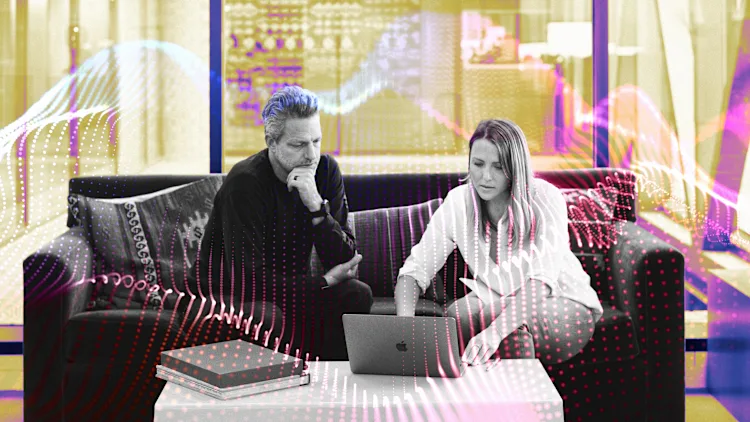 [Fotos: Soluciones de ventas de LinkedIn /Unsplash; kjpargeter /FreePik]