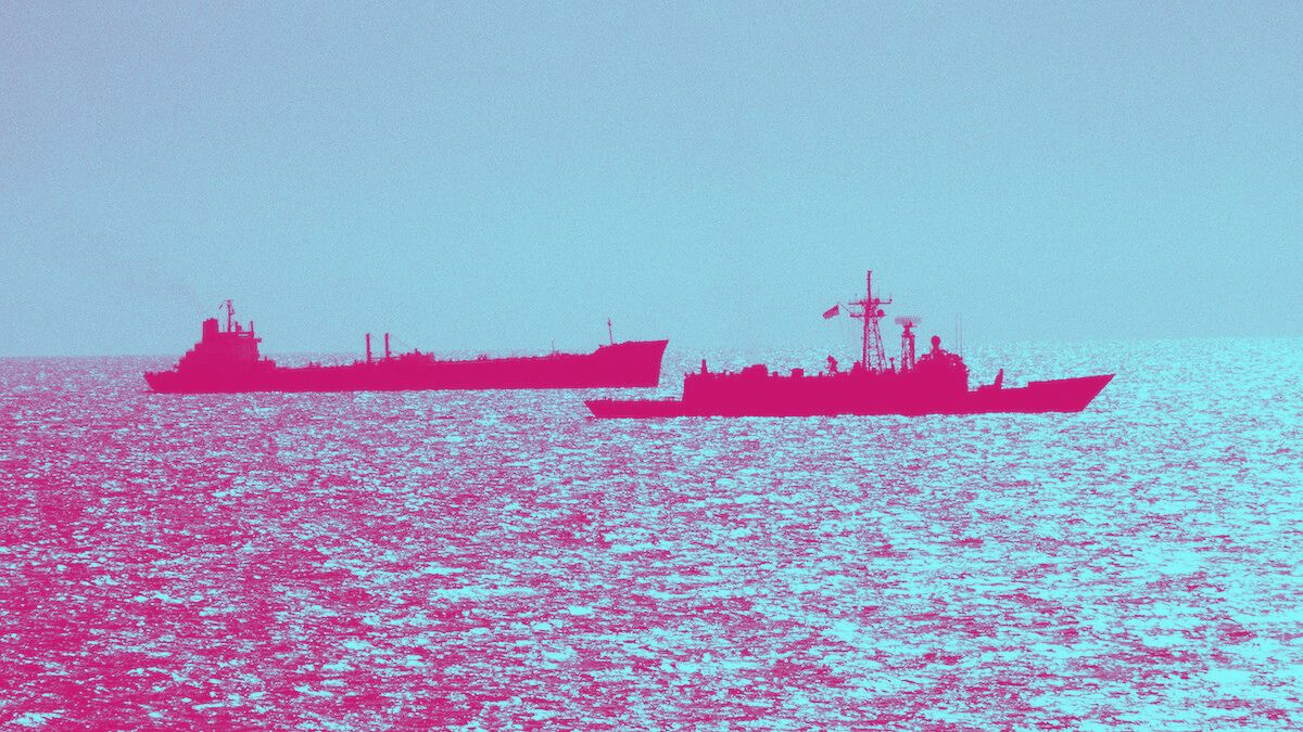 Una fragata de misiles guiados escolta a un buque de transporte petrolero en el Estrecho de Ormuz.[Foto original: Terry Cosgrove/Wikimedia Commons]