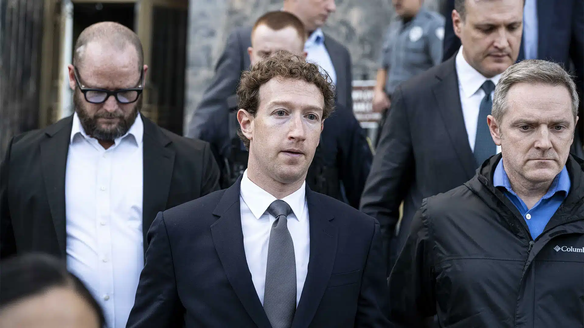 El director ejecutivo de Meta, Mark Zuckerberg, sale del Tribunal Federal de Los Ángeles, California, el 19 de febrero de 2026. [Foto: Jon Putman/Anadolu vía Getty Images]
