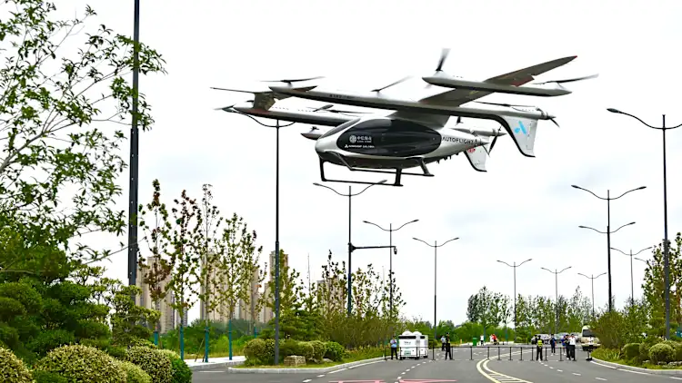 El avión de carga eVTOL (despegue y aterrizaje vertical eléctrico) de 2 toneladas, desarrollado por AutoFlight y fabricado en China, transportó cientos de kilogramos de jugo fresco de arándanos y paquetes exprés. Tras aproximadamente una hora de vuelo, completó un trayecto de carga entre el condado de Huaining, en la provincia de Anhui, y el distrito de Yaohai, en la ciudad de Hefei. [Foto: Han Suyuan/China News Service/VCG vía Getty Images]