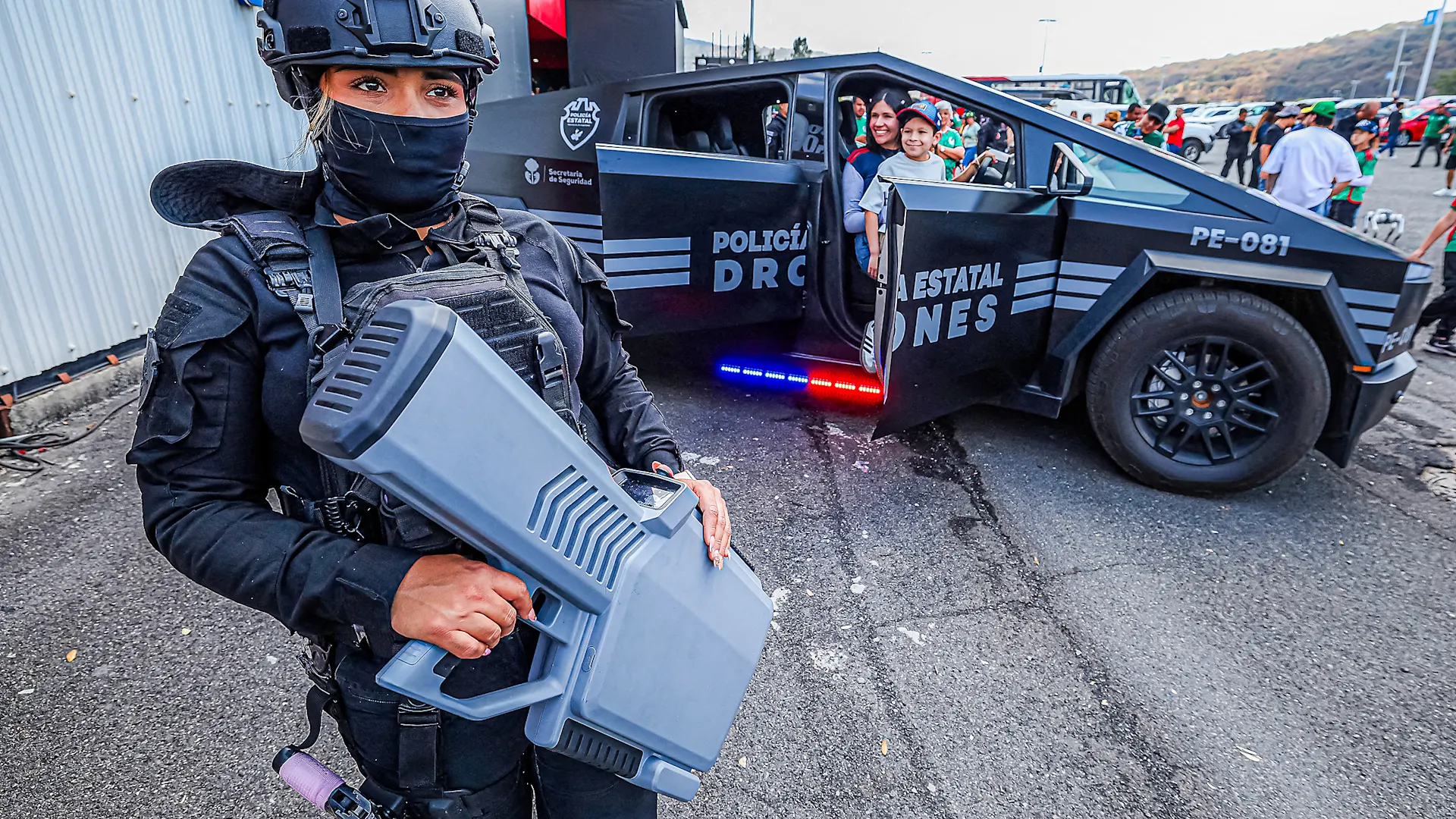 Un oficial de policía armado con un dispositivo para desactivar drones monta guardia fuera del estadio antes del partido final del repechaje de las eliminatorias para la Copa Mundial de la FIFA 2026 entre la República Democrática del Congo y Jamaica en el Estadio Akron, en Zapopan, Jalisco, México, el 31 de marzo de 2026. [Foto: Getty Images]