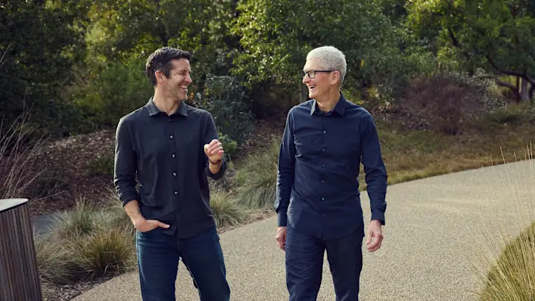 El futuro CEO de Apple, John Ternus, y el futuro presidente ejecutivo, Tim Cook, estrechan lazos en Apple Park. [Foto: Apple]

