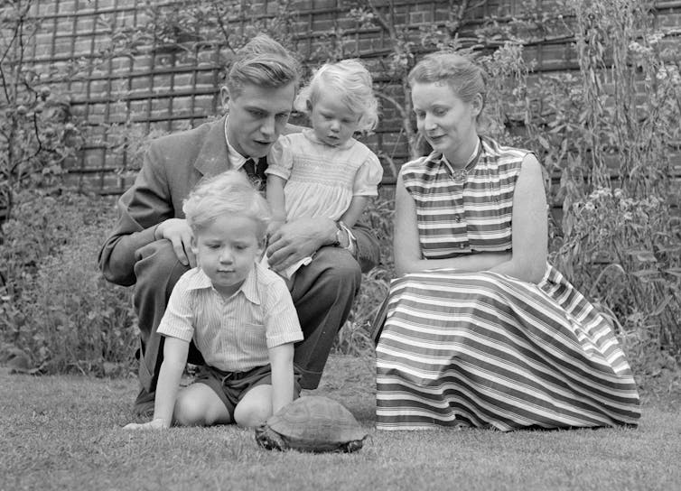 Attenborough, su esposa Jane y sus hijos Robert y Susan en su casa en Richmond con su tortuga mascota.