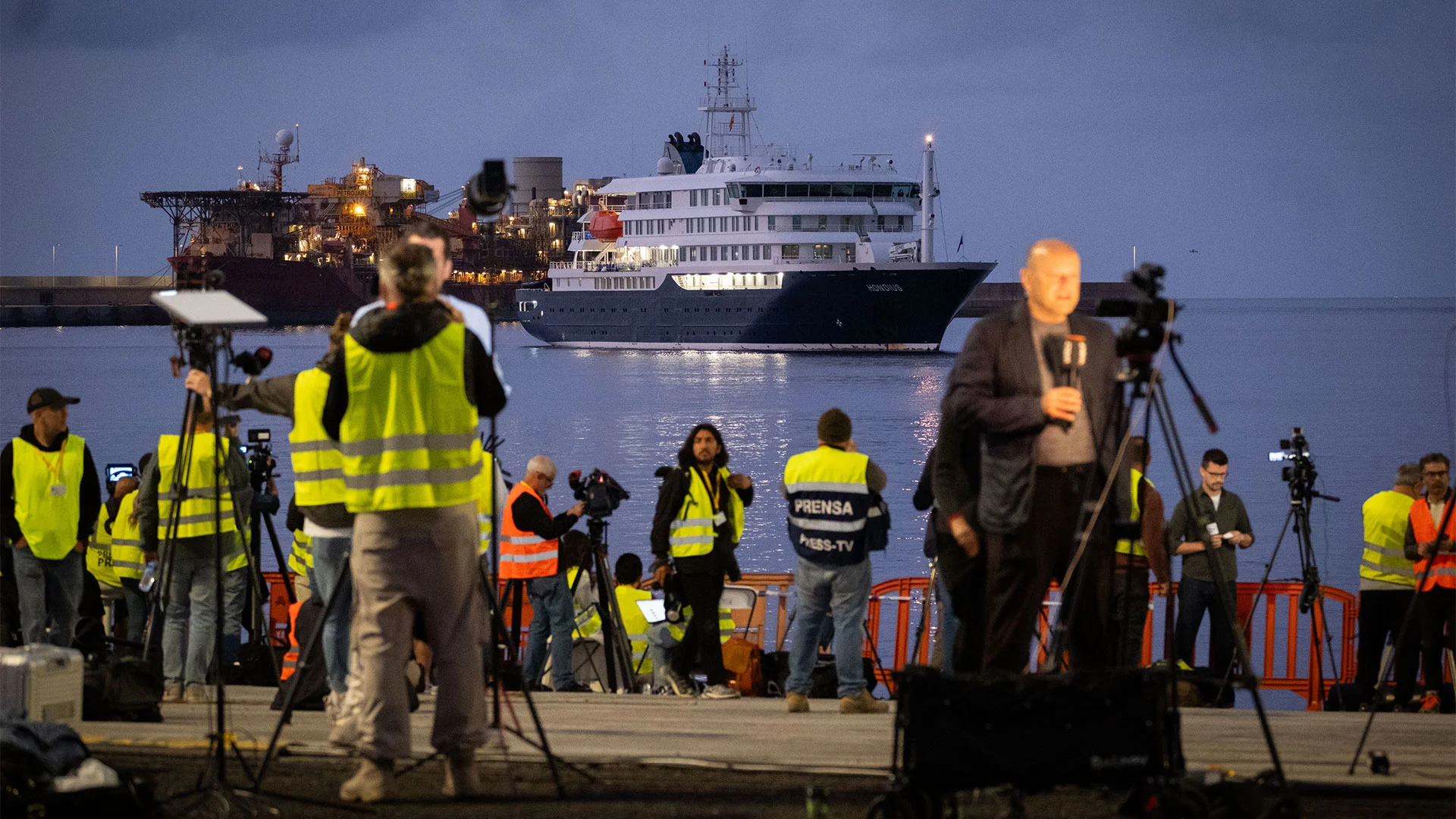 El “HV Hondius” se aproxima al puerto de Granadilla en Tenerife, Islas Canarias, el 10 de mayo de 2026. [Foto: Andrés Gutiérrez/Anadolu vía Getty Images]
