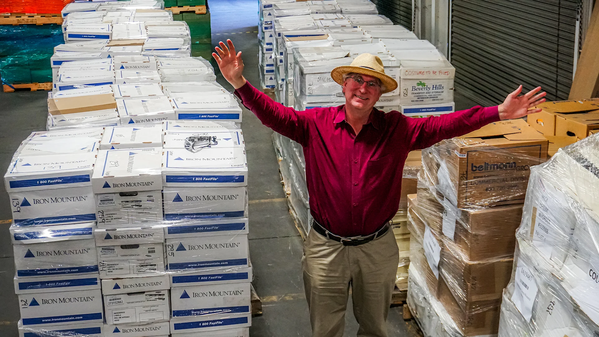 Brewster Kahle en el archivo físico en Richmond, California, en 2020. [Foto: Internet Archive]