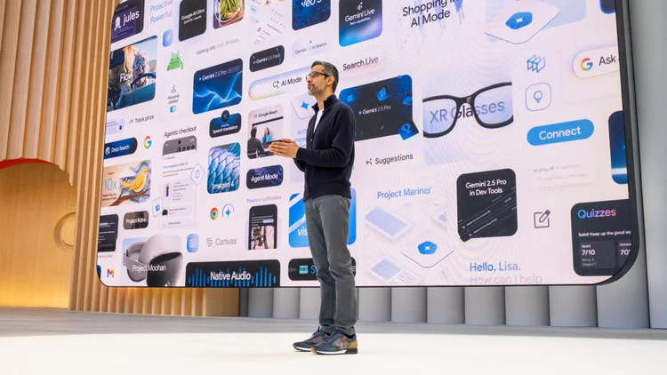 El director ejecutivo de Google, Sundar Pichai, se dirige al público durante la conferencia anual de desarrolladores Google I/O en Mountain View, California, el 20 de mayo de 2025. [Foto: CAMILLE COHEN/AFP vía Getty Images]