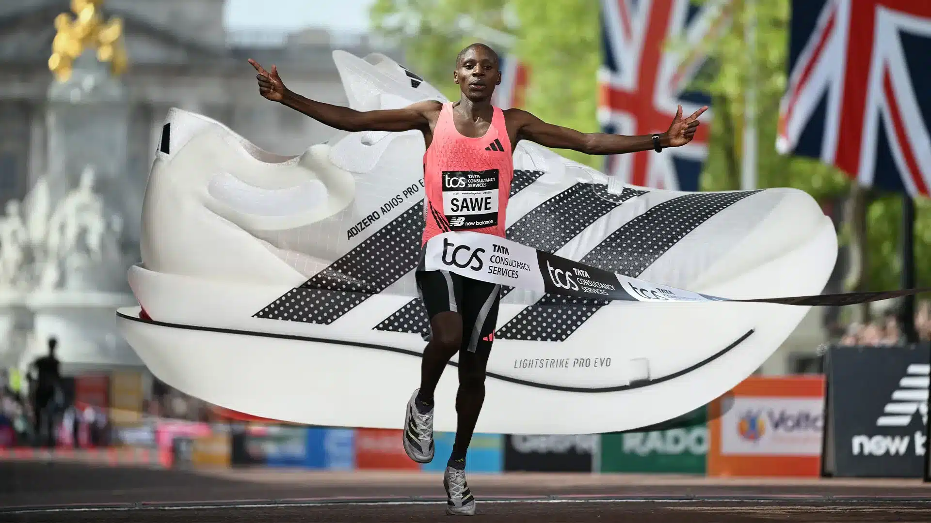 Sabastian Sawe, ganador del maratón de Londres 2026. [Fotos: Adidas, Justin Tallis/AFP vía Getty Images]