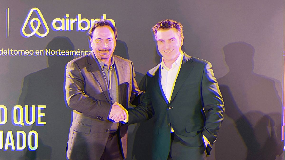 Brian Chesky, cofundador y CEO de Airbnb, y Hugo Sánchez, pentapichichi mexicano. [Foto: FC México]