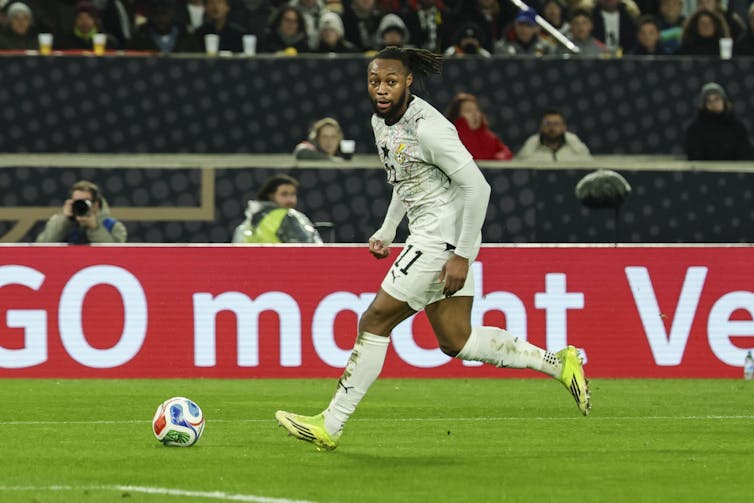 Antoine Semenyo corre con el balón durante un partido de fútbol entre Alemania y Ghana.