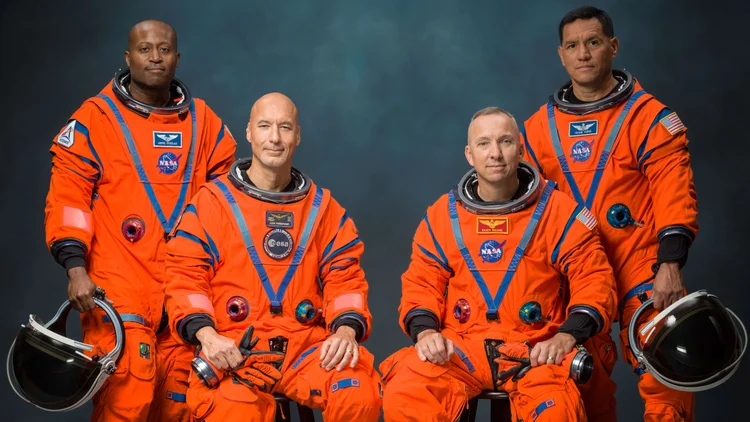 La tripulación de Artemis III posa para un retrato oficial (de izquierda a derecha: Andre Douglas , Luca Parmitano , Randy Bresnik , Frank Rubio ). [Foto: NASA/Bill Stafford]