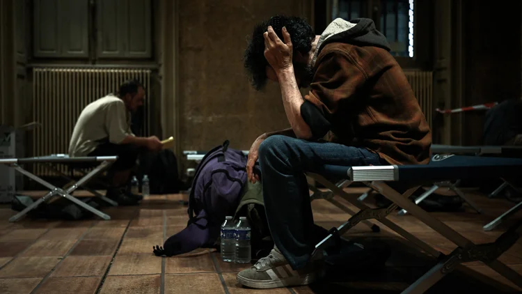 Personas se refugian en un centro de ayuda de emergencia por ola de calor abierto por la ciudad de Burdeos, Francia, el 22 de junio de 2026. [Foto: Philippe Lopez/AFP/Getty Images]