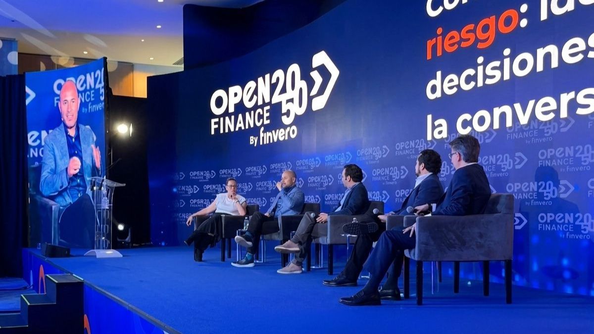 Panel organizado por Open Finance 2050 | de derecha a izquierda: Luis Razo, 
Business Development Director en Facephi; Isaac Solís, Director de Soluciones Empresariales en DocuSign; Pedro Freixas, Head of Digital & Business Solutions en Banamex; Filiberto Castro, CEO de AVIVA, y Emma Sifuentes, editora ejecutiva en Fast Company México [Foto: Oscar López]


