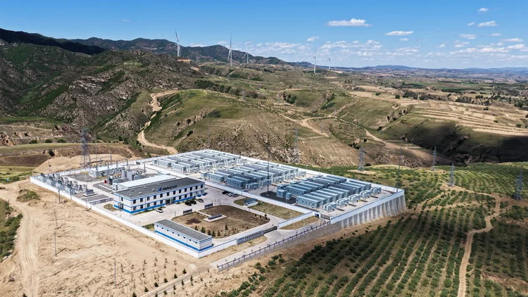Un centro de datos alimentado por energía eólica y solar en Mongolia Interior [Foto: Li Zhipeng/Xinhua/Getty Images]