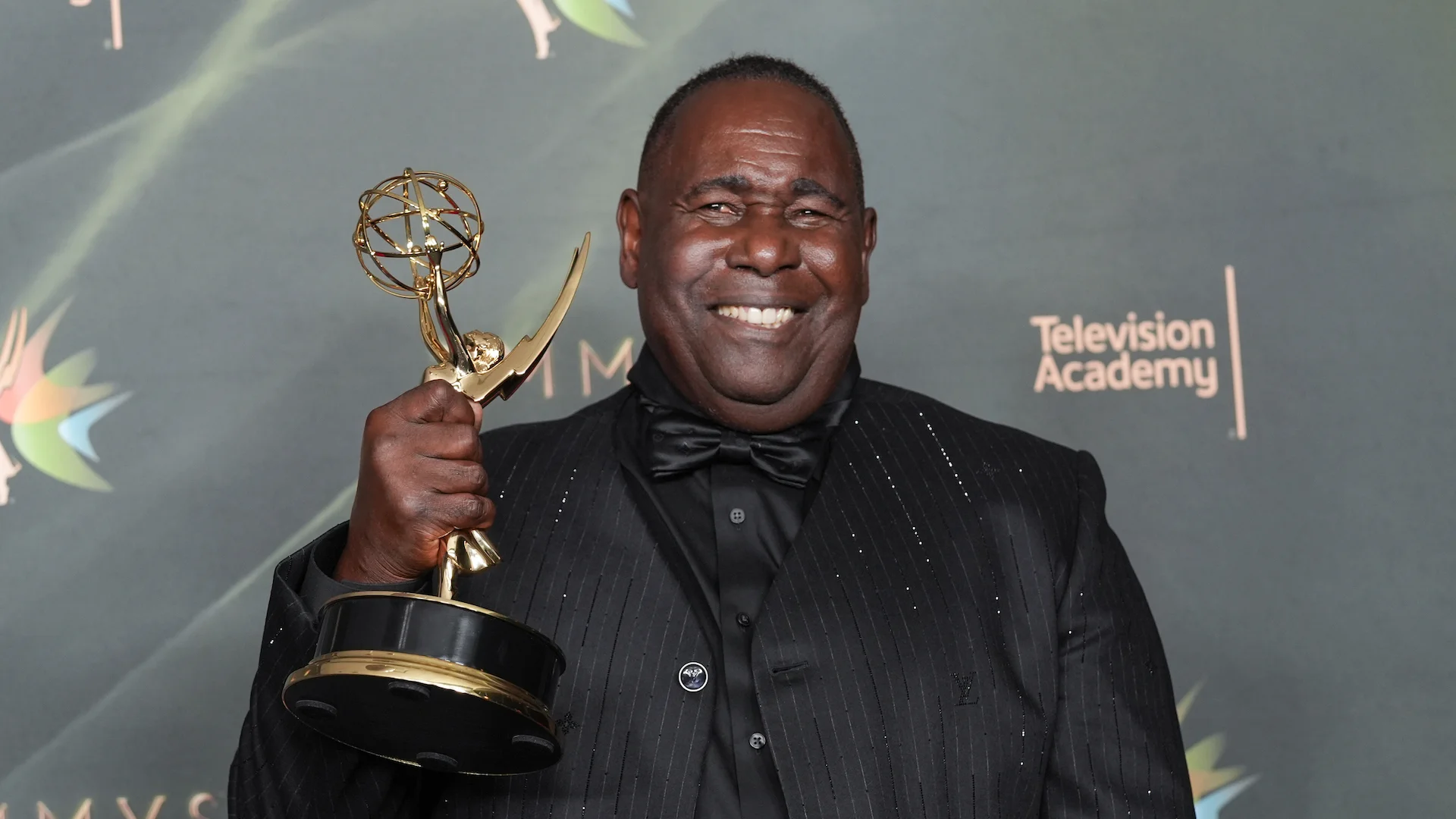 Ernest Harden Jr. posa en la sala de prensa con el premio al mejor actor invitado en una serie dramática por “The Pitt” durante la segunda noche de los Premios Emmy de Artes Creativas el domingo 6 de septiembre de 2026 en Los Ángeles. [Foto: AP Photo/Chris Pizzello]

