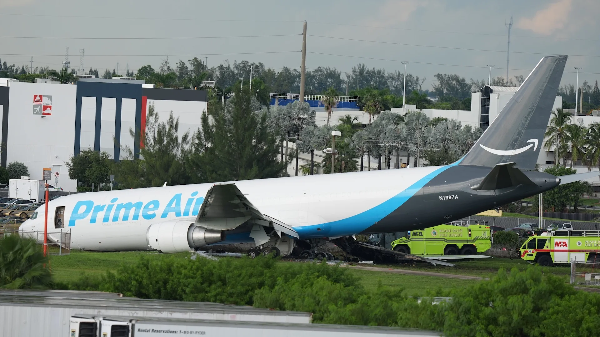 Un avión de carga de Amazon permanece en el Aeropuerto Internacional de Miami (MIA) tras salirse de la pista el domingo 6 de septiembre de 2026. [Foto: AP Photo/Lynne Sladky]