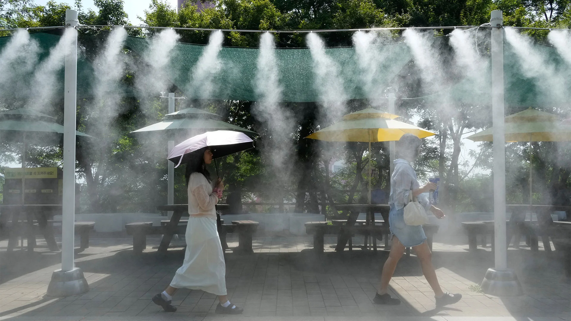 ARCHIVO – Visitantes pasan junto al dispositivo de niebla refrigerante en el sitio turístico de la cueva de Gwangmyeong en Gwangmyeong, Corea del Sur, 6 de agosto de 2026. [Foto: Ahn Young-joon/AP Photo]

