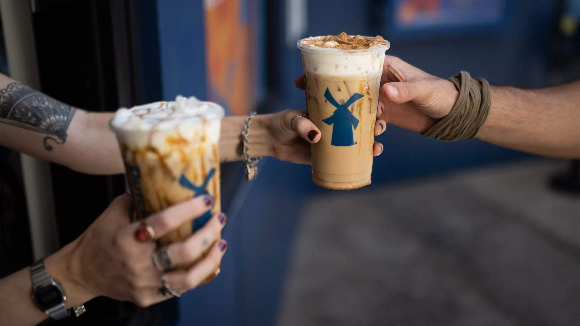 Bebidas Dutch Bros con tapa blanda se exhiben en una cafetería Dutch Bros en Los Ángeles el jueves 3 de septiembre de 2026. [Foto: Jae C. Hong/AP Photo]

