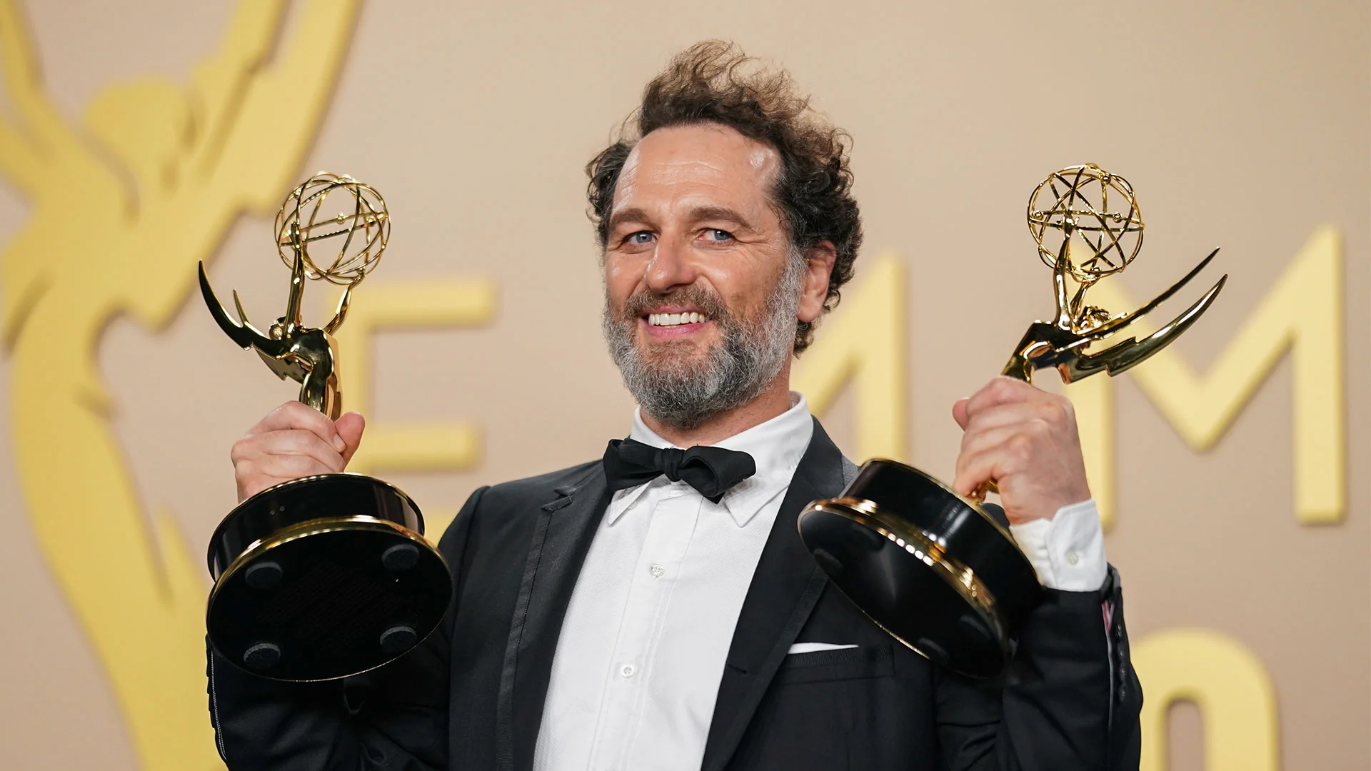 Matthew Rhys posa en la sala de prensa con los premios a mejor actor principal en una miniserie o película de antología por “The Beast In Me”, y a mejor actor principal en una serie de comedia por “Widow’s Bay”, durante la 78.ª edición de los Premios Emmy, celebrada el lunes 14 de septiembre de 2026 en el JW Marriott de Los Ángeles. [Foto: Richard Shotwell/Invision/AP]

