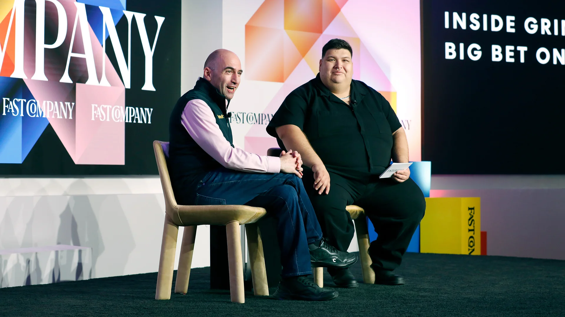 El director ejecutivo de Grindr, George Arison (izquierda), y el editor de Fast Company, David Salazar, en el Festival de Innovación de Fast Company en la ciudad de Nueva York el 15 de septiembre de 2026 [Foto: Danny Salo/ Fast Company ].

