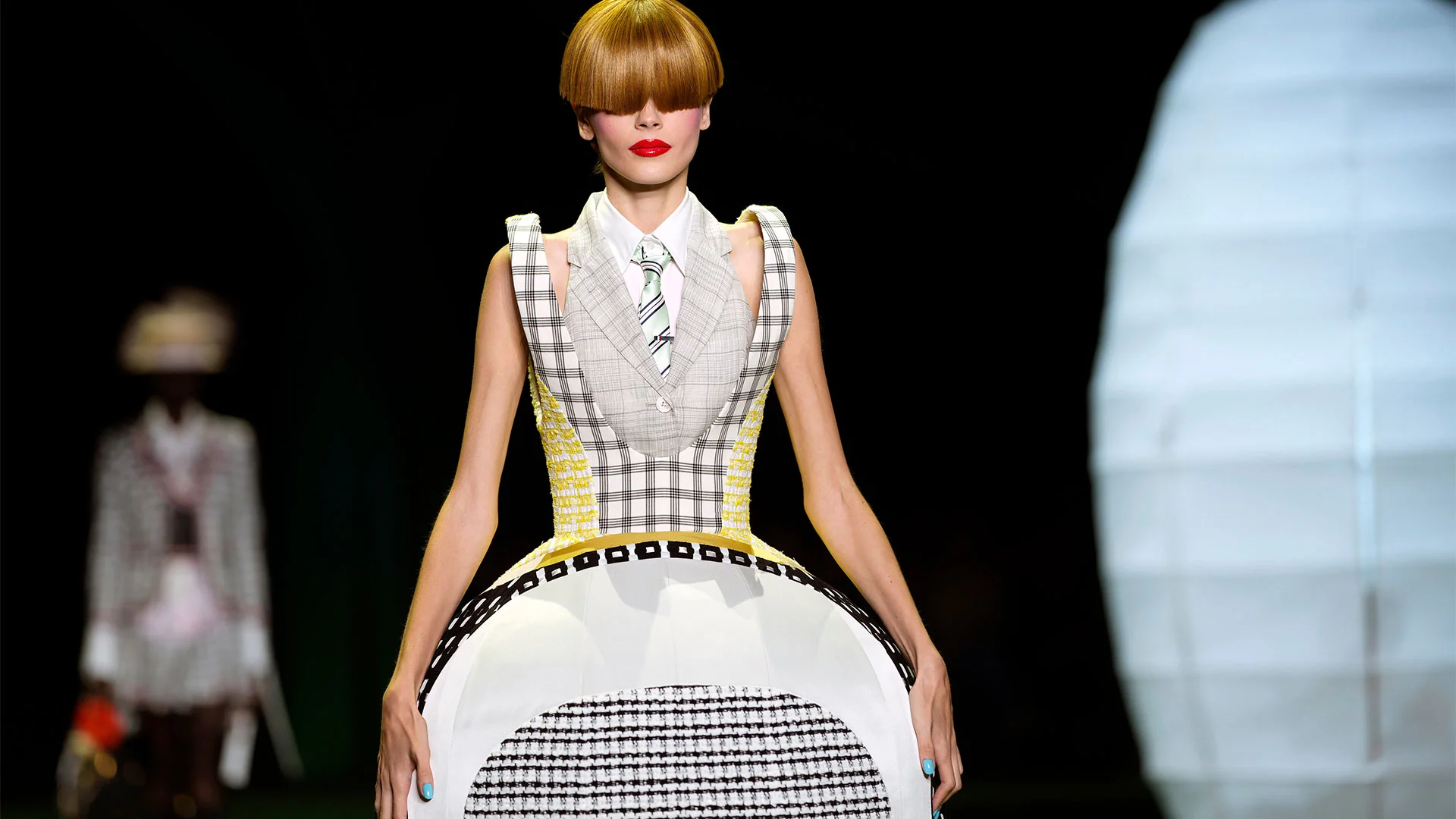 Una modelo desfila en la pasarela durante la presentación de la colección Primavera/Verano 2027 de Thom Browne, en el marco de la Semana de la Moda de Nueva York, el martes 15 de septiembre de 2026, en Nueva York. [Foto: Charles Sykes/Invision/AP]

