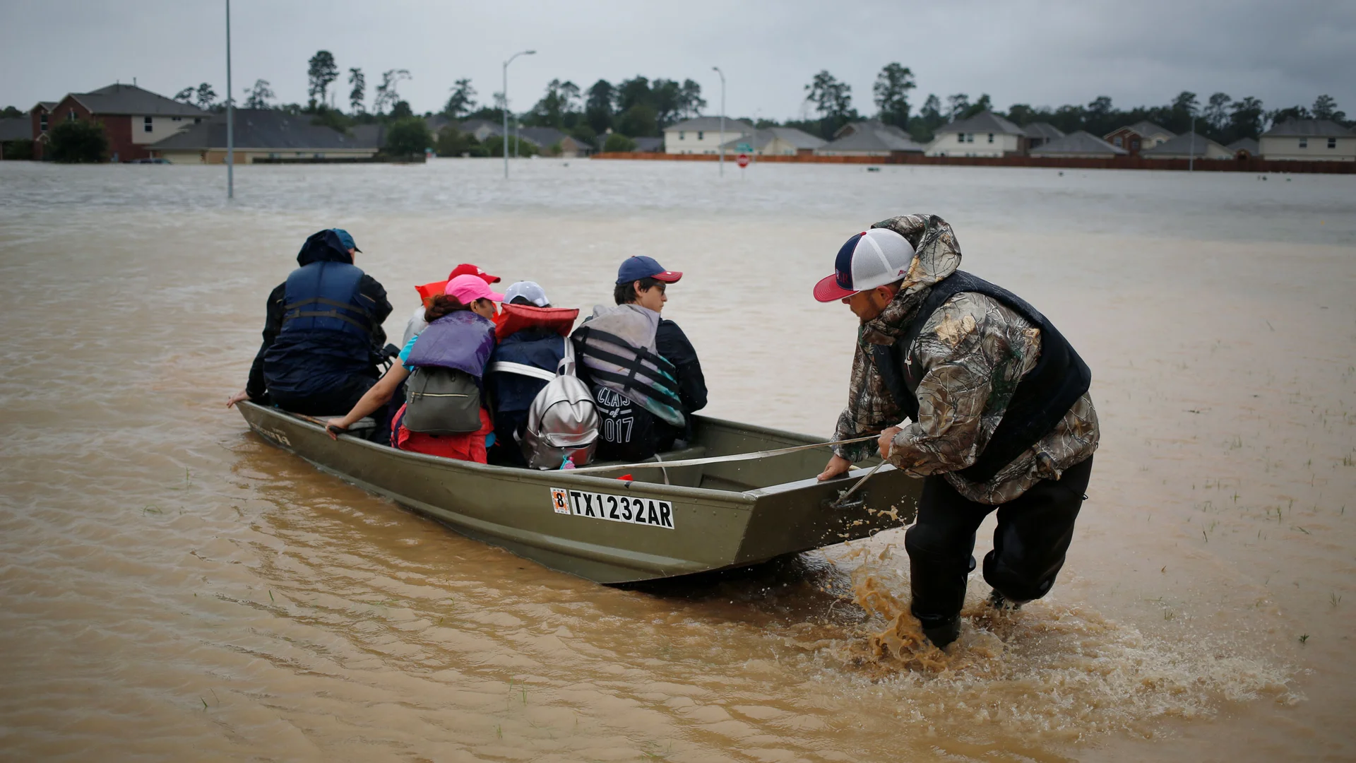 Un rescatista arrastra su bote hasta la orilla tras ayudar a los residentes atrapados a escapar de las crecientes inundaciones provocadas por el huracán Harvey en Spring, Texas, el lunes 28 de agosto de 2017. [Foto: Luke Sharrett/Bloomberg vía Getty Images]

